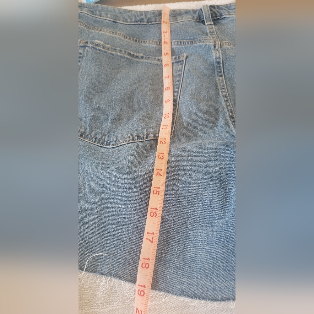 OLD NAVY HIGH RISE OG STRAIGHT 5" INSEAM SHORTS - Picture 9 of 9